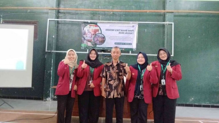 Revitalisasi Gaya Hidup Sehat, Mahasiswa PMM UMM Mengajak Warga Wonorejo Lewat Hidroponik dan Edukasi Penyakit Tidak Menular