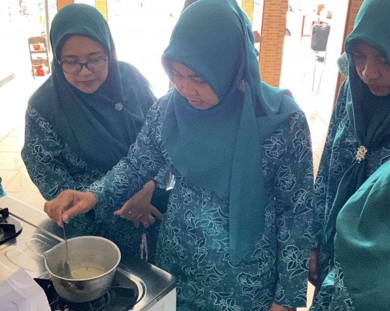 Mahasiswa PMM-KKN Berdampak UMM Ajak Ibu PKK Desa Maguan Olah Minyak Jelantah Jadi Lilin Aromaterapi    Konten ini telah tayang di Kompasiana.com dengan judul “Mahasiswa PMM-KKN Berdampak UMM Ajak Ibu PKK Desa Maguan Olah Minyak Jelantah Jadi Lilin Aromaterapi”